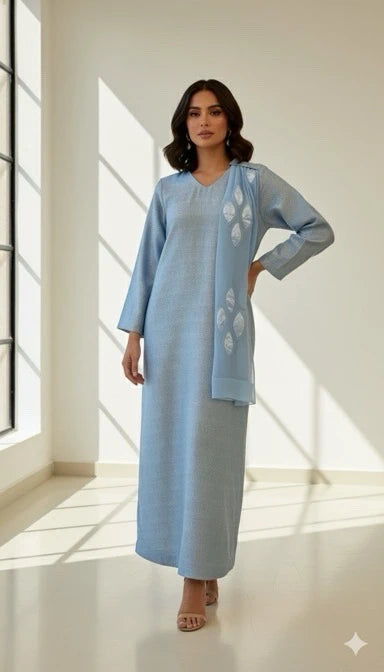 درّاعة سماوية بنقشة ناعمة وتطريز جانبي راقي